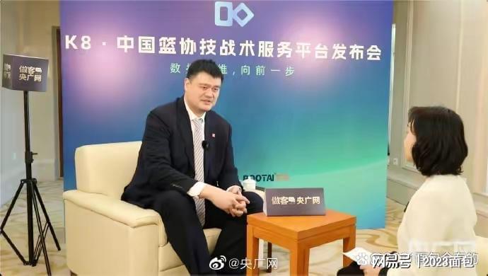 看开拓者媒体日采访杨瀚森翻译碾压乔尔杰维奇的关系户翻译